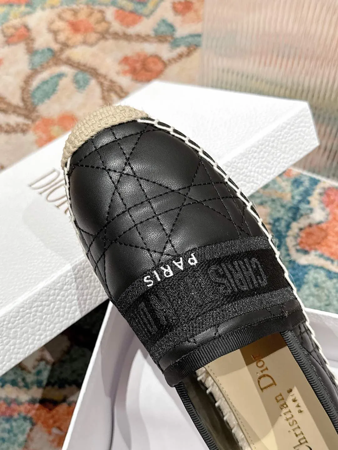 👟👟Ex-factory price 460👟👟 Dior DIOR's new popular early spring fisherman shoes 🆕 Simple, elegant and fashionable, timeless and timeless, it is a classic that will never fade away in the fashion circle, retro fisherman shoes. Original hand-woven surface, electric embroidery technology! Specific cloth surface and rubber outsole. Code number: 35-39 (40.41 customized, non-refundable)